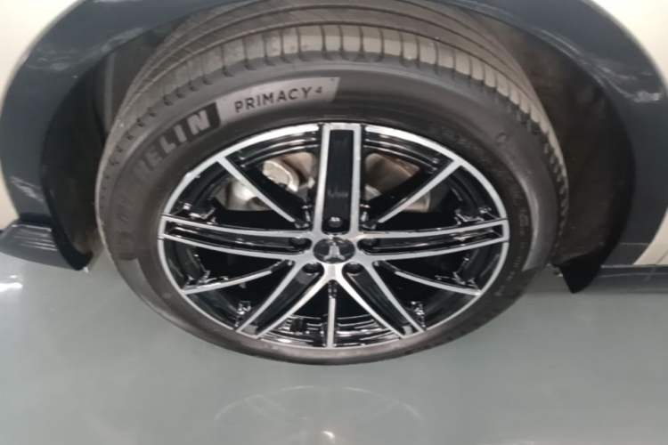 Used VOYAH COURAGE 2025 Model Four-Wheel-Drive Qiankun Edition Left Front Wheel Hub