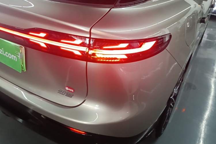 Used VOYAH COURAGE 2025 Model Four-Wheel-Drive Qiankun Edition Right Rear Taillight