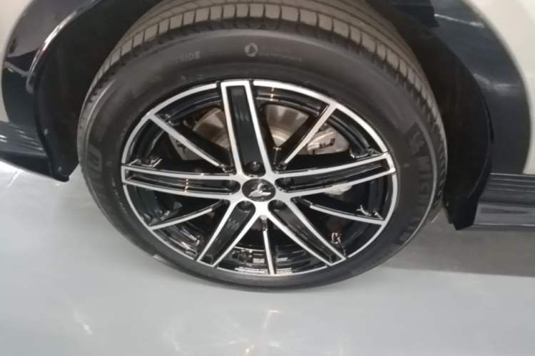Used VOYAH COURAGE 2025 Model Four-Wheel-Drive Qiankun Edition Right Rear Wheel Hub