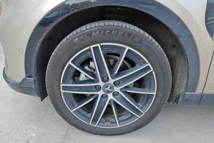 Used VOYAH COURAGE 2025 Model Four-Wheel-Drive Qiankun Edition Left Front Wheel Hub