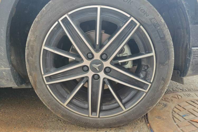 Used VOYAH COURAGE 2025 Model Rear-Drive Qiankun Edition Right Front Wheel Hub