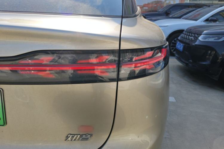 Used VOYAH COURAGE 2025 Model Four-Wheel-Drive Qiankun Edition Right Rear Taillight