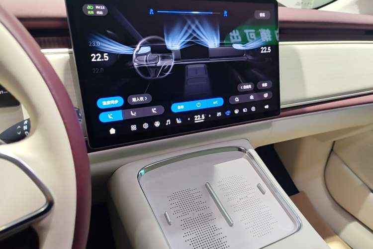 Used VOYAH COURAGE 2025 Model Four-Wheel-Drive Qiankun Edition Audio And AC Panel