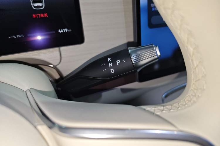 Used VOYAH COURAGE 2025 Model Rear-Drive Qiankun Edition Gear Lever