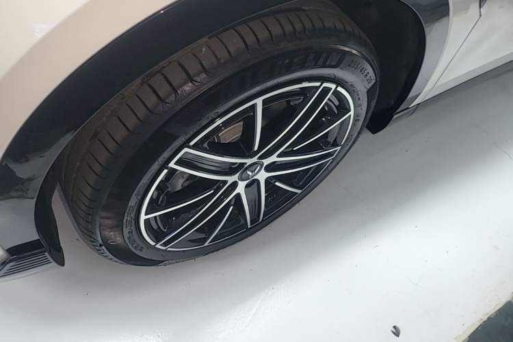 Used VOYAH COURAGE 2025 Model Four-Wheel-Drive Qiankun Edition Left Front Wheel Hub