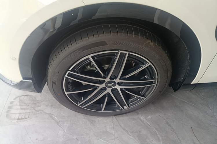 Used VOYAH COURAGE 2025 Model Rear-Drive Qiankun Edition Left Front Wheel Hub