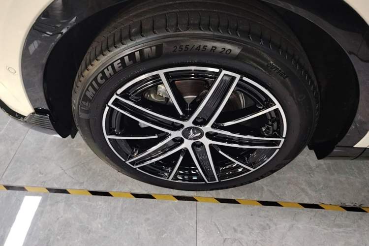 Used VOYAH COURAGE 2025 Model Four-Wheel-Drive Qiankun Edition Left Front Wheel Hub