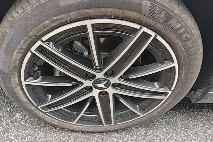Used VOYAH COURAGE 2025 Model Four-Wheel-Drive Qiankun Edition Left Front Wheel Hub
