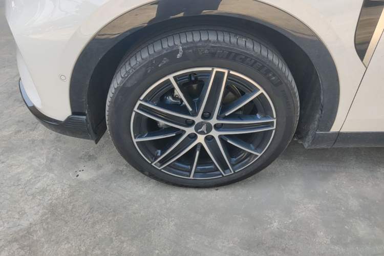 Used VOYAH COURAGE 2025 Model Four-Wheel-Drive Qiankun Edition Left Front Wheel Hub