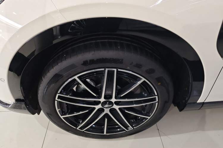 Used VOYAH COURAGE 2025 Model Rear-Drive Qiankun Edition Left Front Wheel Hub