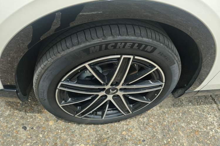 Used VOYAH COURAGE 2025 Model Four-Wheel-Drive Qiankun Edition Left Front Wheel Hub