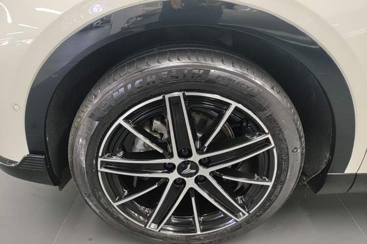 Used VOYAH COURAGE 2025 Model Four-Wheel-Drive Qiankun Edition Left Front Wheel Hub