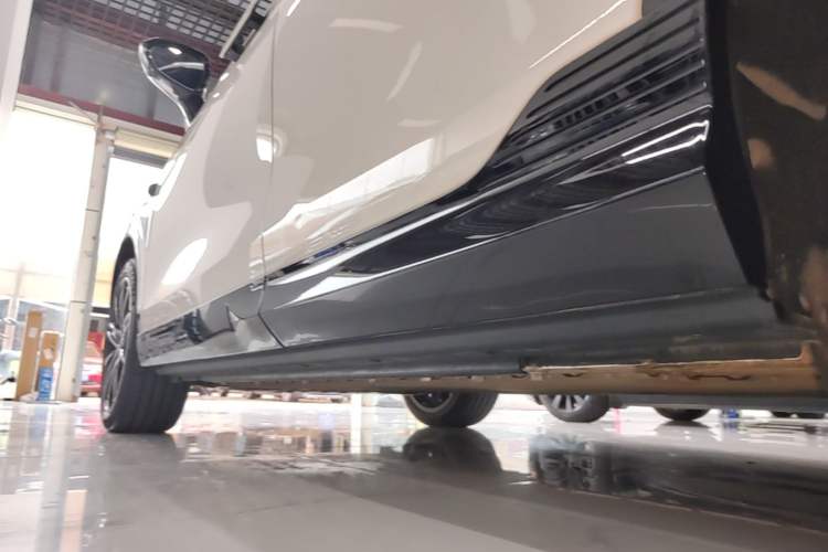Used VOYAH COURAGE 2025 Model Four-Wheel-Drive Qiankun Edition Left Side Sill