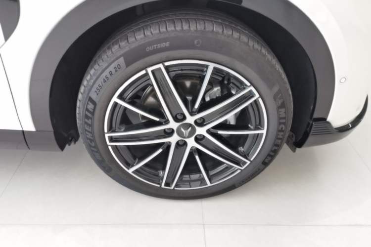 Used VOYAH COURAGE 2025 Model Four-Wheel-Drive Qiankun Edition Right Front Wheel Hub
