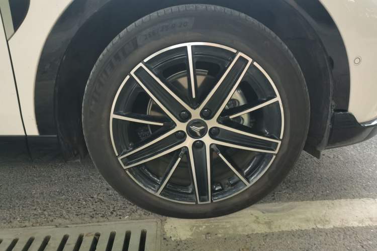 Used VOYAH COURAGE 2025 Model Four-Wheel-Drive Qiankun Edition Right Front Wheel Hub