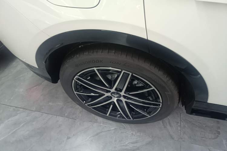 Used VOYAH COURAGE 2025 Model Rear-Drive Qiankun Edition Right Rear Wheel Hub