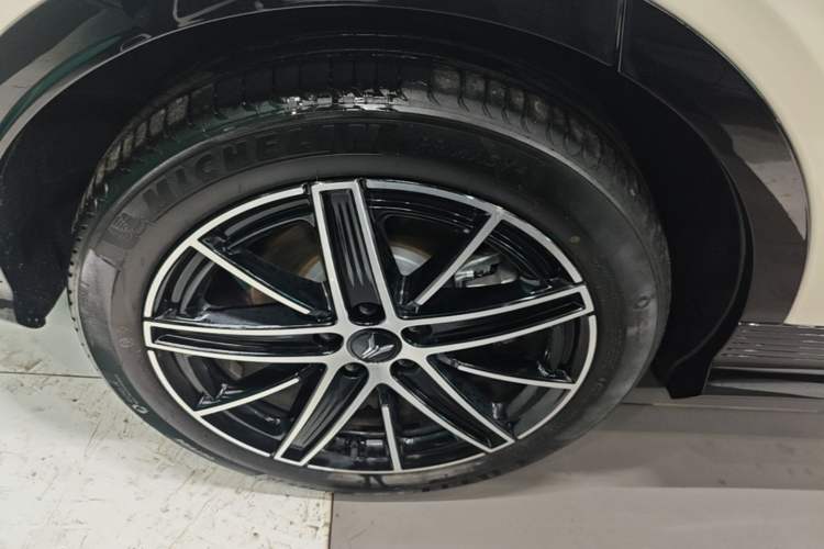 Used VOYAH COURAGE 2025 Model Four-Wheel-Drive Qiankun Edition Right Rear Wheel Hub