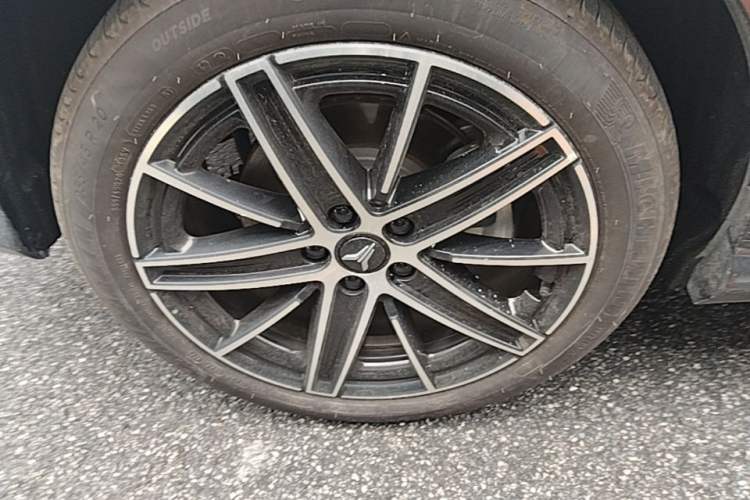Used VOYAH COURAGE 2025 Model Four-Wheel-Drive Qiankun Edition Right Rear Wheel Hub
