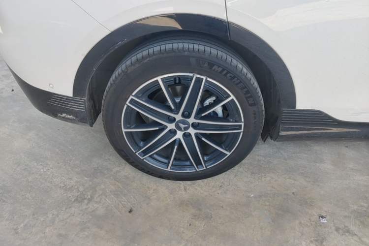 Used VOYAH COURAGE 2025 Model Four-Wheel-Drive Qiankun Edition Right Rear Wheel Hub