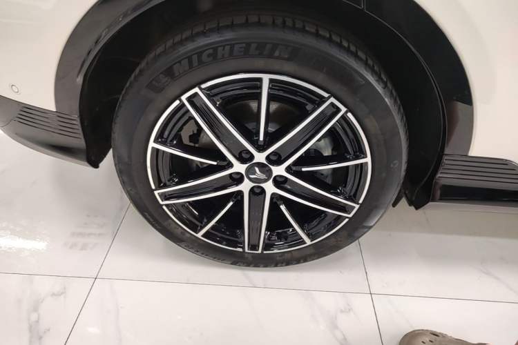 Used VOYAH COURAGE 2025 Model Four-Wheel-Drive Qiankun Edition Right Rear Wheel Hub