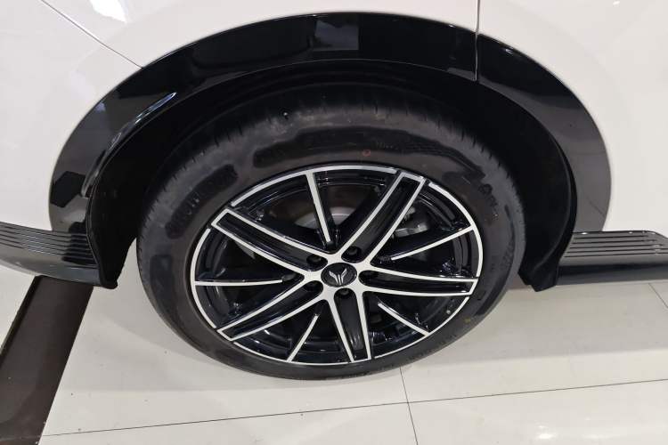 Used VOYAH COURAGE 2025 Model Rear-Drive Qiankun Edition Right Rear Wheel Hub