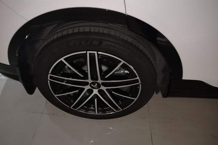 Used VOYAH COURAGE 2025 Model Rear-Drive Qiankun Edition Right Rear Wheel Hub