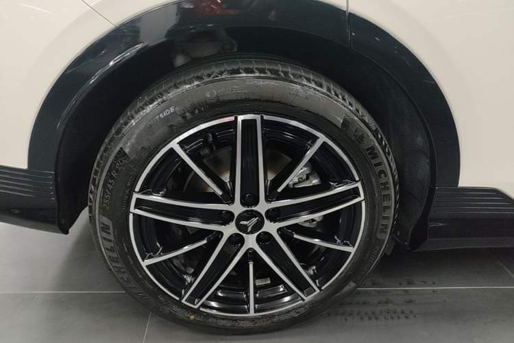 Used VOYAH COURAGE 2025 Model Four-Wheel-Drive Qiankun Edition Right Rear Wheel Hub