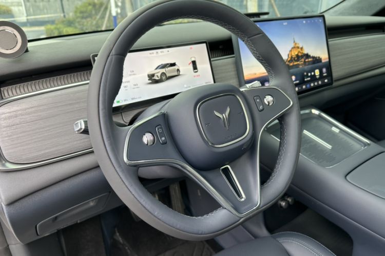 Used VOYAH COURAGE 2025 Model Rear-Drive Qiankun Edition Steering Wheel