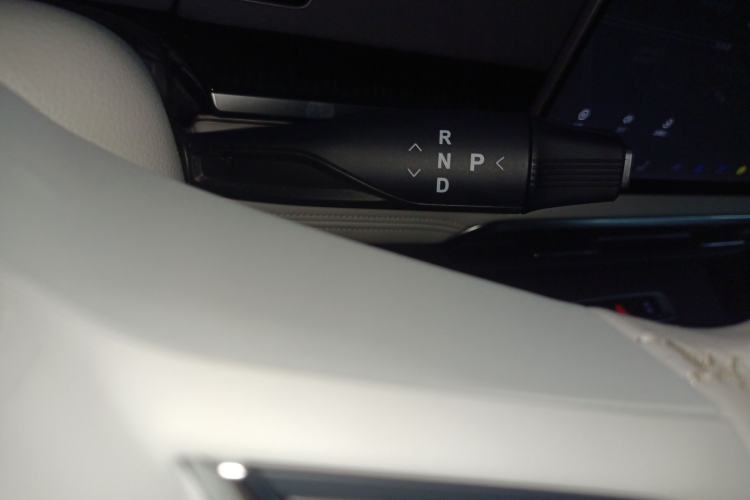 Used VOYAH Dream 2025 PHEV Four-Wheel Drive Prestige Kunpeng Edition Gear Lever