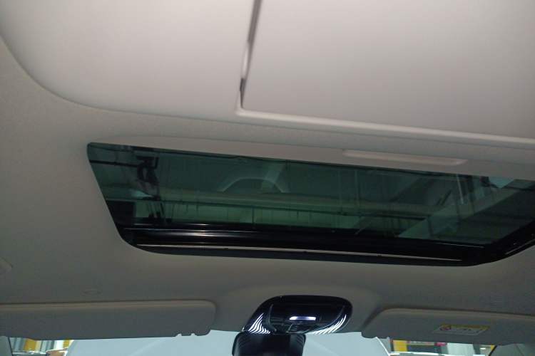 Used VOYAH Dream 2025 PHEV Four-Wheel Drive Prestige Kunpeng Edition Headliner
