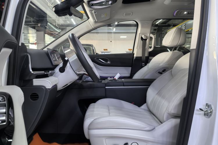 Used VOYAH Dream 2025 PHEV Four-Wheel Drive Prestige Kunpeng Edition Interior 2