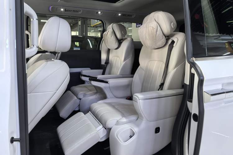 Used VOYAH Dream 2025 PHEV Four-Wheel Drive Prestige Kunpeng Edition Interior 3