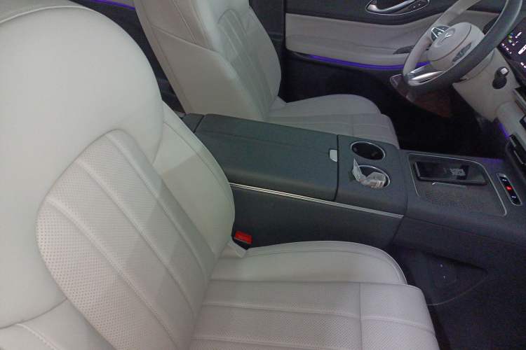 Used VOYAH Dream 2025 PHEV Four-Wheel Drive Prestige Kunpeng Edition Right Front Seat