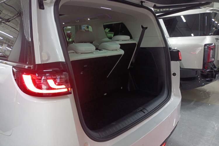 Used VOYAH Dream 2025 PHEV Four-Wheel Drive Prestige Kunpeng Edition Trunk