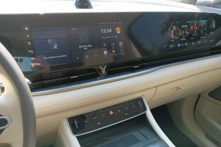 Used VOYAH Dream 2022 0-Emission Version Range of 475 km Audio And AC Panel