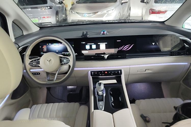 Used VOYAH Dream 2022 0-Emission Edition Dream+ Smart Range Package – 605 km Center Console