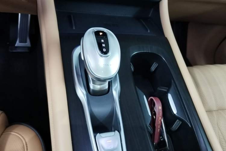 Used VOYAH Dream 2022 0-Emission Edition Dream+ Smart Range Package – 605 km Gear Lever