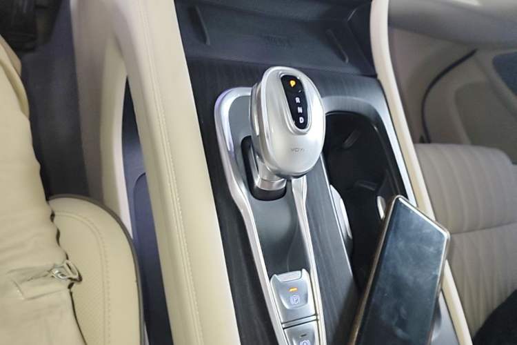 Used VOYAH Dream 2022 0-Emission Edition Dream+ Smart Range Package – 605 km Gear Lever
