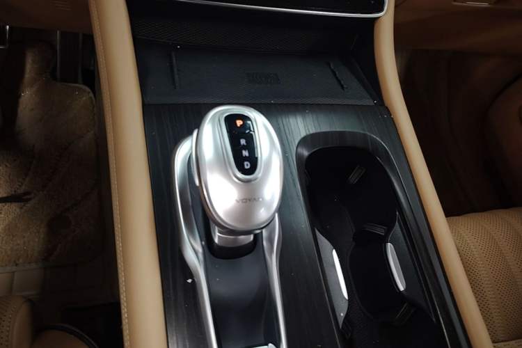 Used VOYAH Dream 2022 0-Emission Edition Dream+ Smart Range Package – 605 km Gear Lever