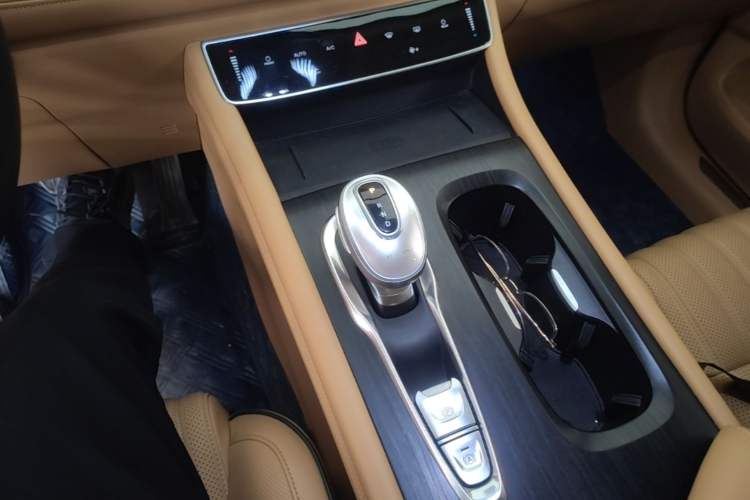 Used VOYAH Dream 2022 0-Emission Edition Dream+ Smart Range Package – 605 km Gear Lever