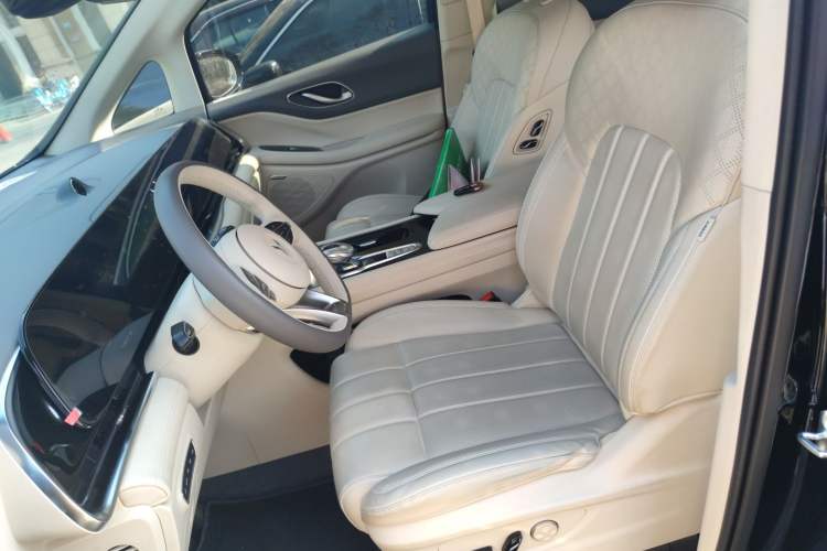 Used VOYAH Dream 2022 0-Carbon Edition Home+ Range Package 605 km Left Front Seat