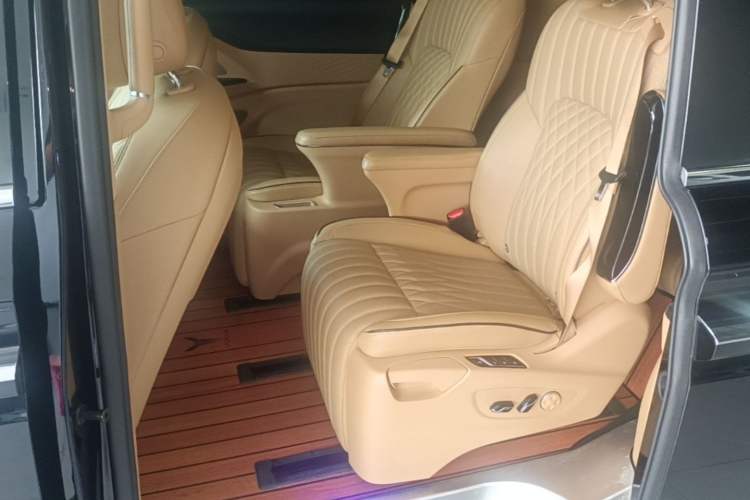 Used VOYAH Dream 2022 0-Emission Edition Dream+ Smart Range Package – 605 km Left Rear Seat