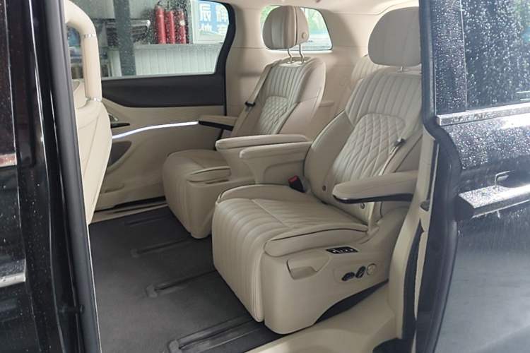 Used VOYAH Dream 2022 0-Emission Edition Dream+ Smart Range Package – 605 km Left Rear Seat