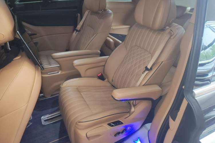 Used VOYAH Dream 2022 0-Emission Edition Dream+ Smart Range Package – 605 km Left Rear Seat