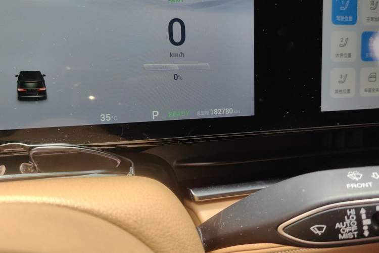 Used VOYAH Dream 2022 0-Emission Version Range of 475 km Odometer Close Up