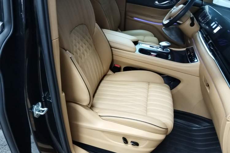 Used VOYAH Dream 2022 0-Emission Edition Dream+ Smart Range Package – 605 km Right Front Seat
