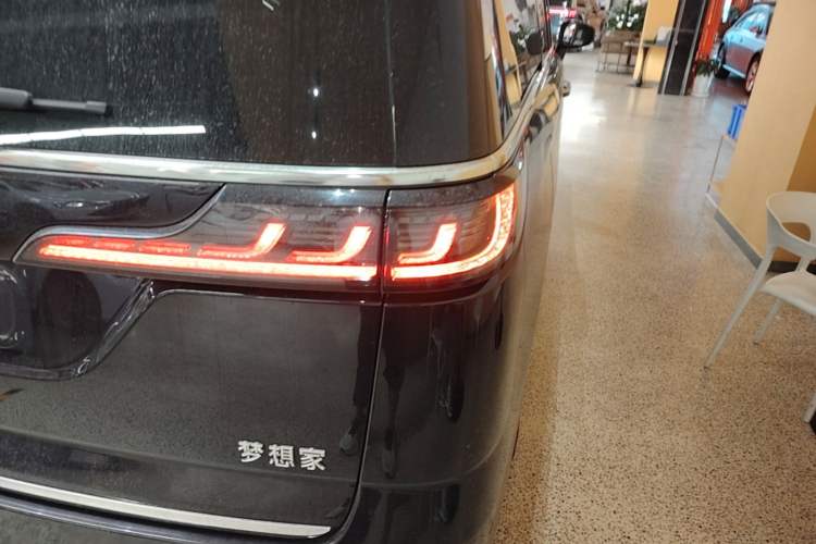 Used VOYAH Dream 2022 Low-Carbon Edition Dream+ Smart Enjoyment Package Right Rear Taillight