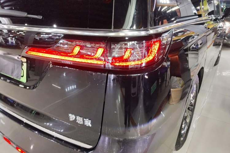 Used VOYAH Dream 2022 Low-Carbon Edition Dream+ Smart Enjoyment Package Right Rear Taillight