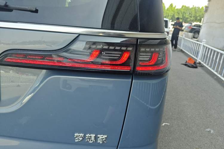 Used VOYAH Dream 2022 Low-Carbon Edition Dream+ Smart Enjoyment Package Right Rear Taillight
