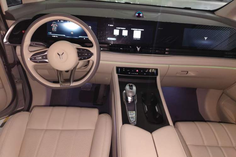 Used VOYAH Dream 2022 0-Carbon Edition Home+ Range Package 605 km Center Console